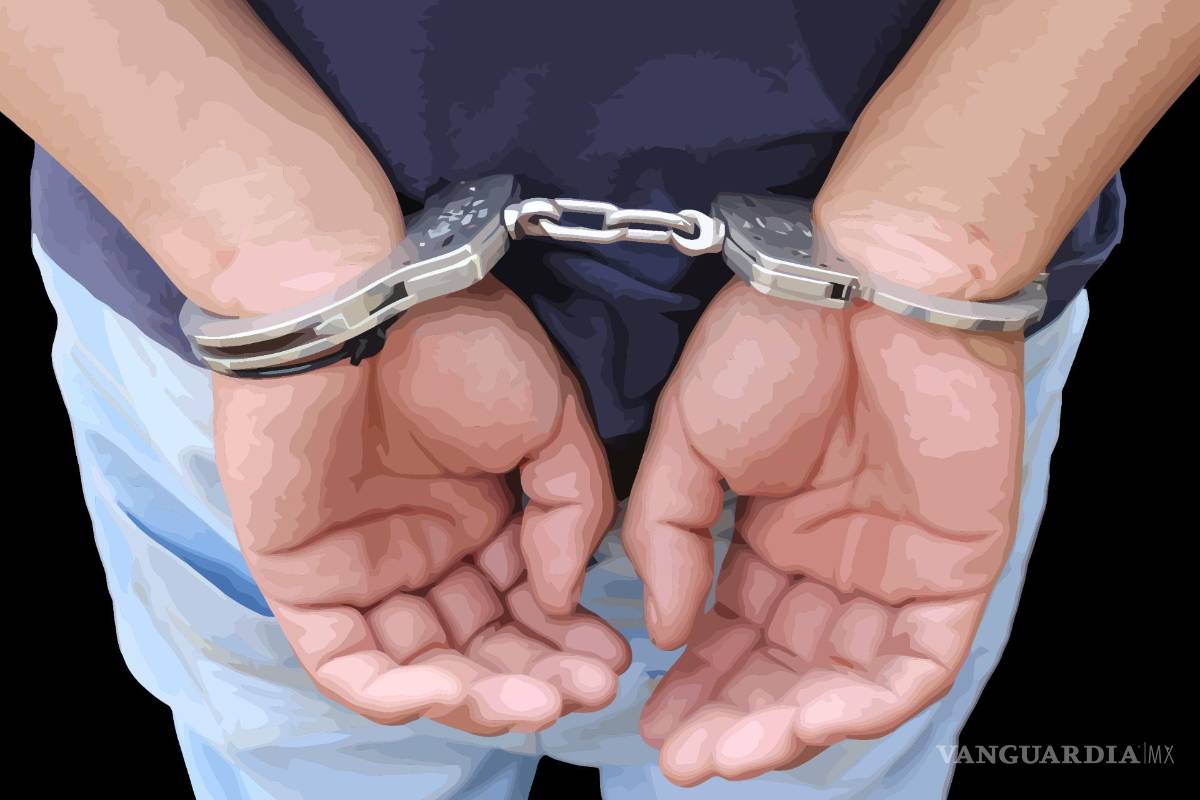 Saltillo: Amenaza a empleada y roba alcohol y efectivo; lo detienen mientras se ‘bebía’ el botín