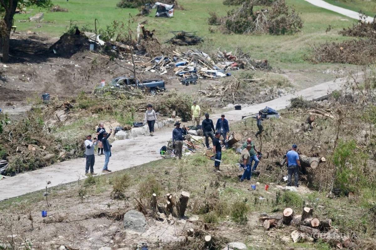 $!Un grupo de personas recorriendo una zona afectada por las inundaciones en Texas.