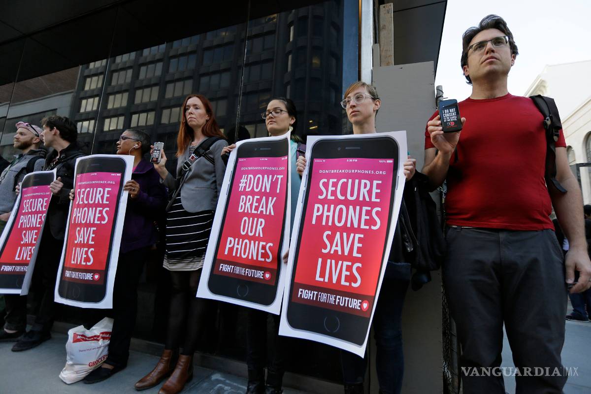 $!Desbloquear iPhone conduciría a “estado policial”, alerta defensa de Apple