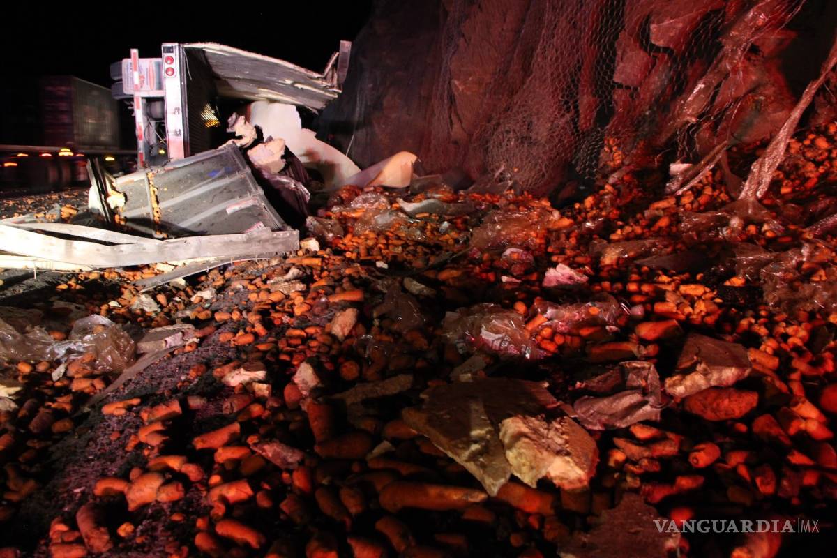 Vuleca tráiler con zanahorias en la carretera 57, en Arteaga, Coahuila