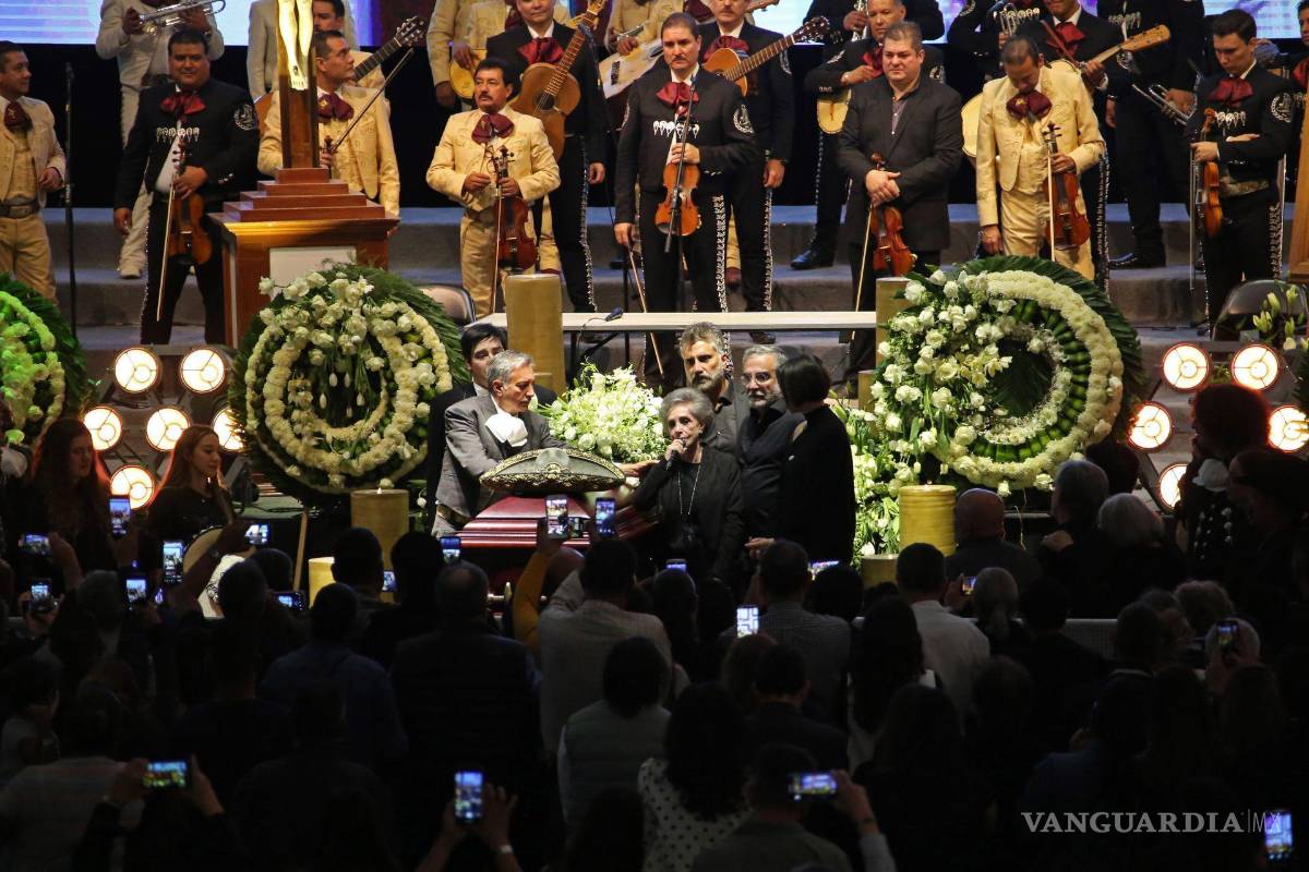 $!La familia Fernández durante el velorio de Vicente Fernández, en diciembre de 2021.
