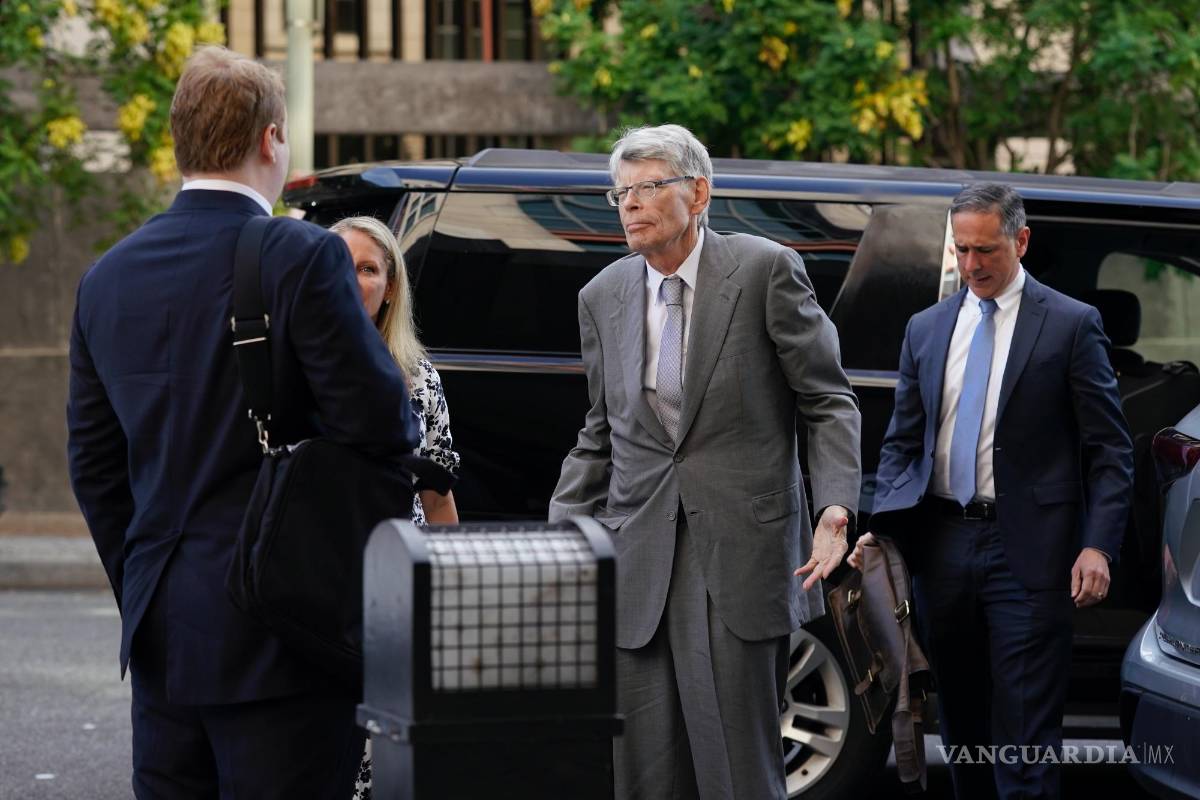 $!Stephen King llega a una corte federal para declarar en contra de la fusión de Penguin Random House y Simon &amp; Schuster en Washington.