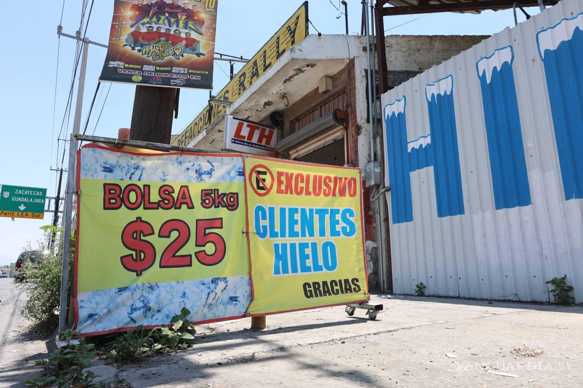 $!Las fábricas de hielo continúan operando al máximo para evitar un posible desabasto.