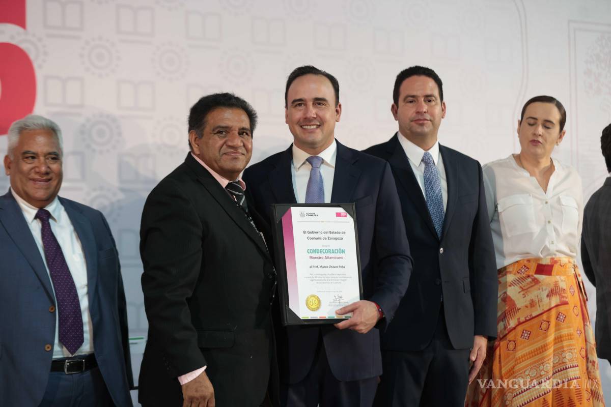 $!Más de 300 docentes de la Sección 5 fueron reconocidos por su trayectoria y años de servicio en Coahuila.