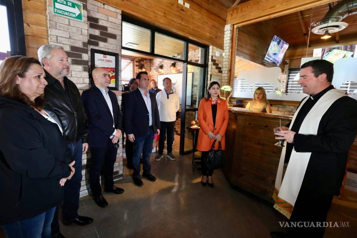 $!Chema Fraustro compañado de su esposa Beatriz Dávila durante la inauguración.