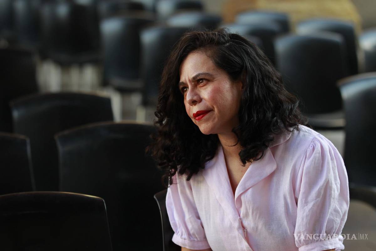 $!La investigadora en arte y comunicación, Susana Vargas Cervantes, habla durante una conferencia en el Museo Cabañas de la ciudad de Guadalajara, en Jalisco.