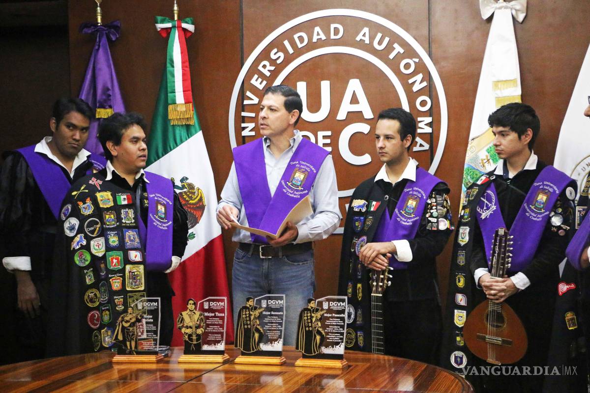 $!Integrantes de la Tuna Universitaria entregan al rector la beca morada, nombrándolo “Tuno Honoris” en reconocimiento a su apoyo a la agrupación.