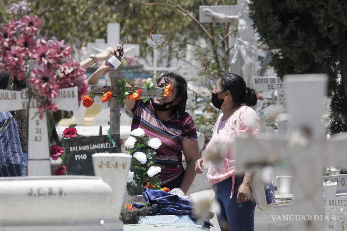 $!Saltillenses abarrotan panteones, madres los cuidan desde el cielo