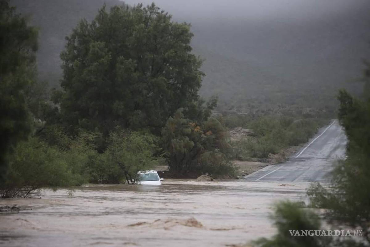 Rescatan a tres de ser llevados por el agua, en los límites con Nuevo León