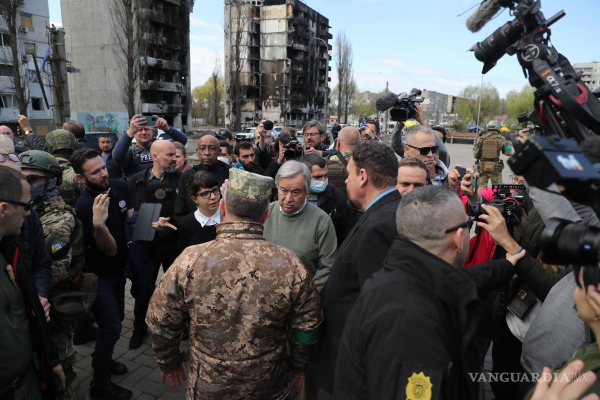 $!El secretario general de la ONU, António Guterres (c), en su visita a la ciudad de Borodianka.
