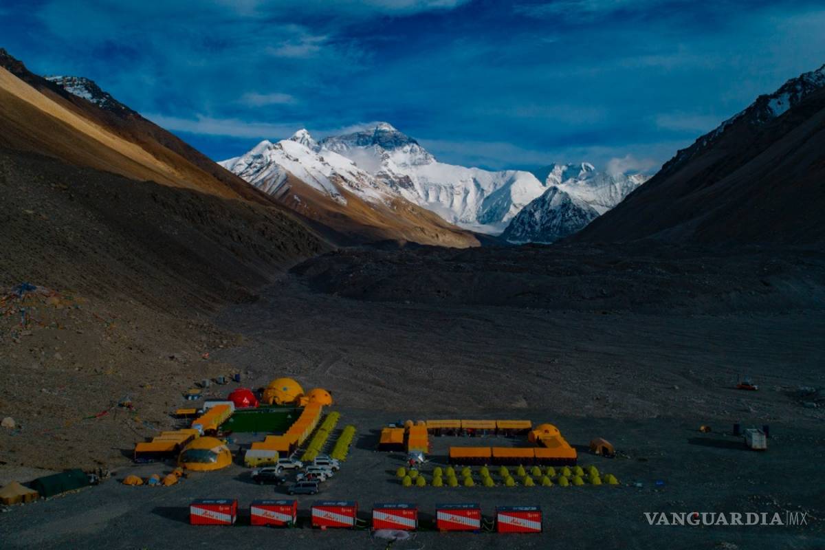 China dibuja una línea fronteriza en la cima del Everest para impedir contagios de covid