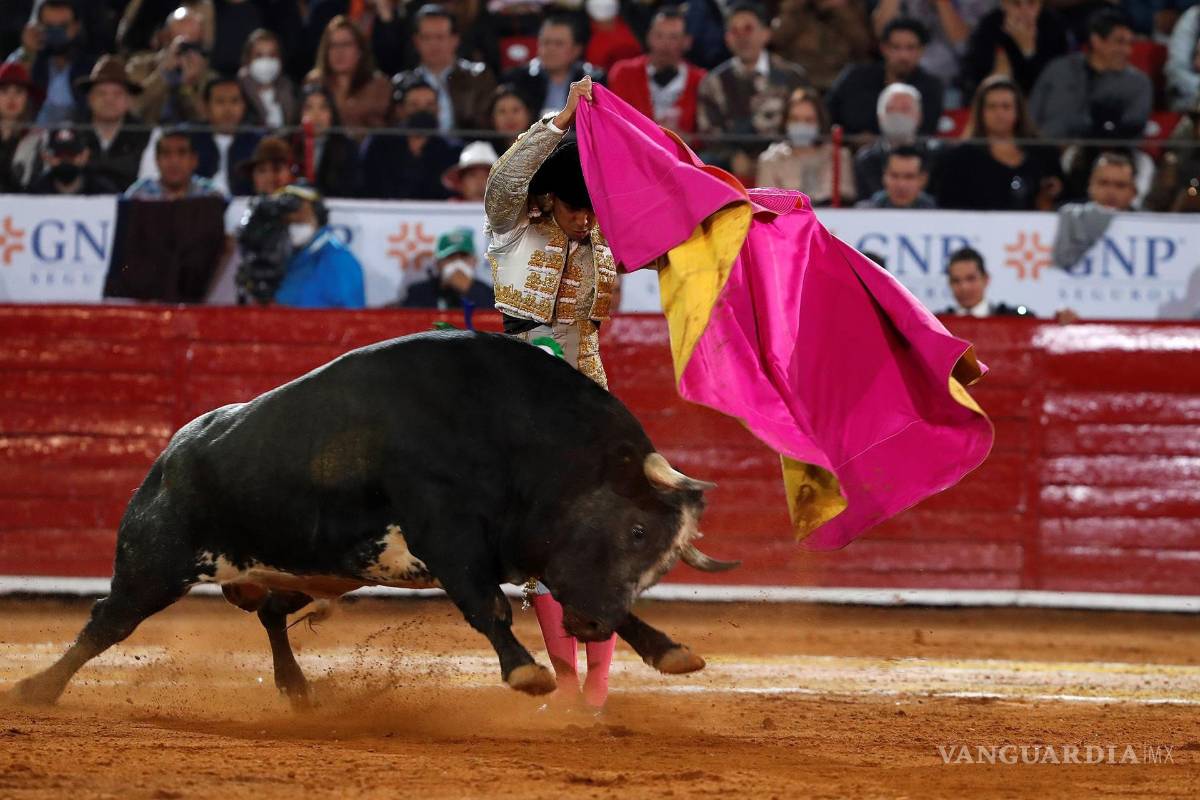 $!El torero mexicano Diego Valadez lidia a su primer toro al toro “Barbarana” de 512 kg, durante la corrida nocturna de la temporada grande de Las Luces, en la reapertura de la Plaza de Toros México en Ciudad de México. EFE/Mario Guzmán
