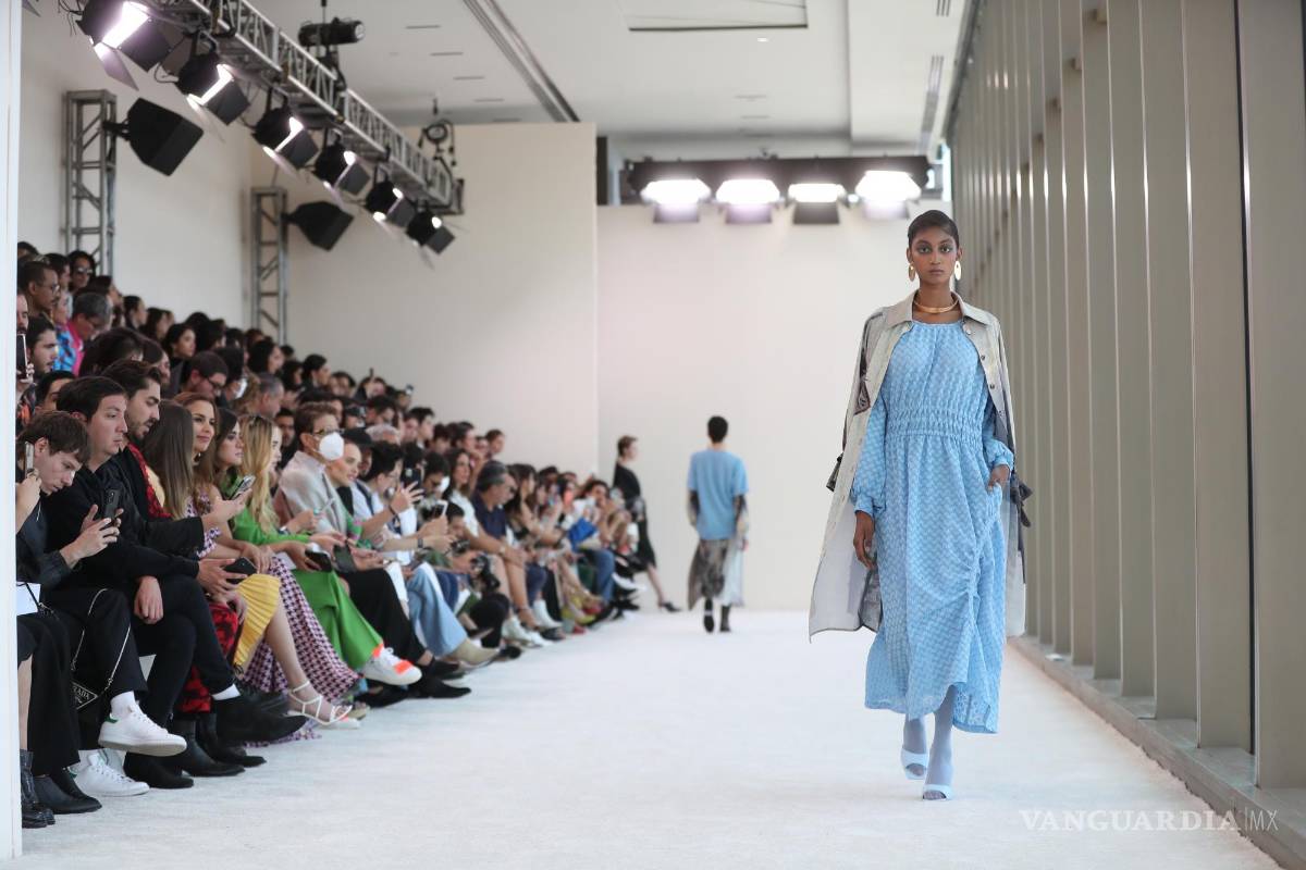 $!Modelos lucen creaciones de diseñador mexicano Armando Takeda en el tercer día de actividades del Mercedes-Benz Fashion Week, en Ciudad de México.