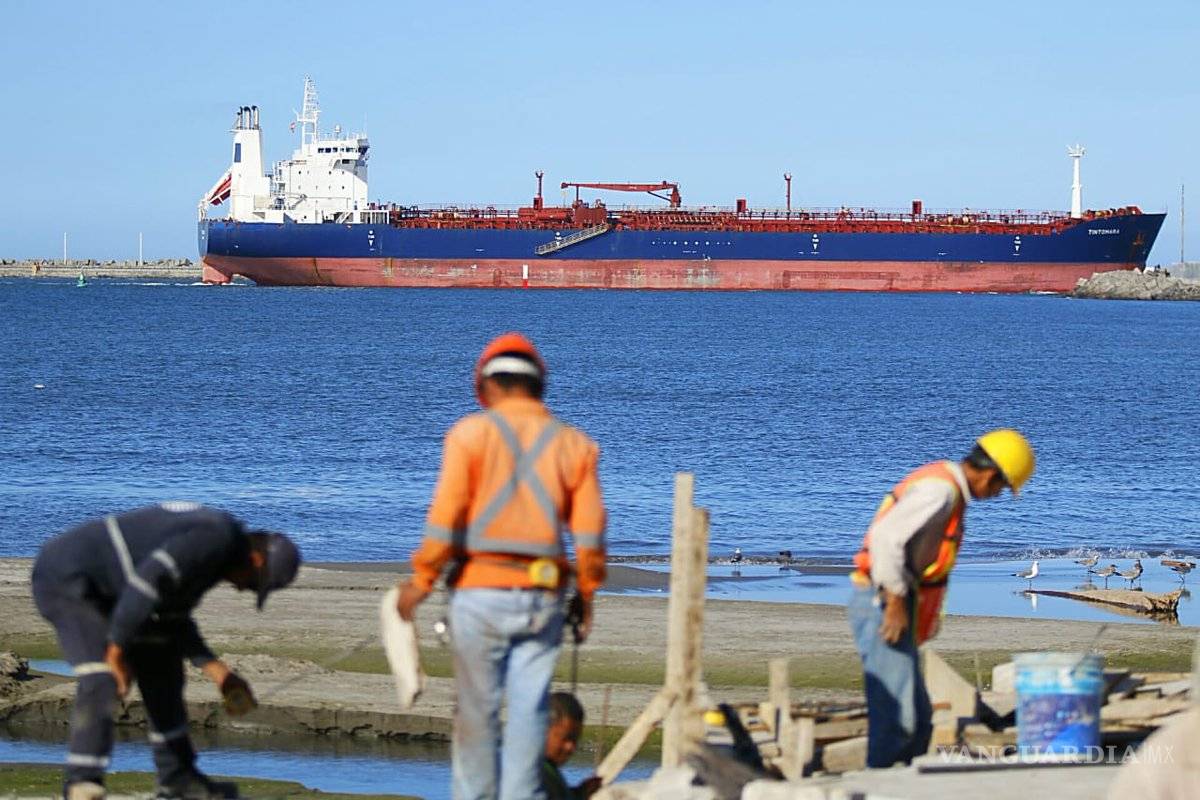 Detectan 30 buques sin poder descargar combustible en Veracruz
