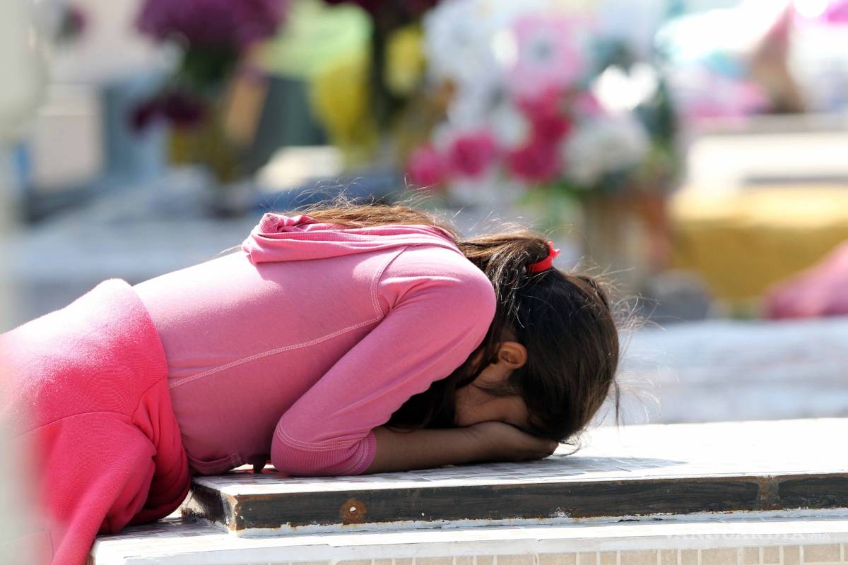 $!En el Día de Muertos, ellos no olvidan ni dejan solos a sus seres queridos [FOTOS]