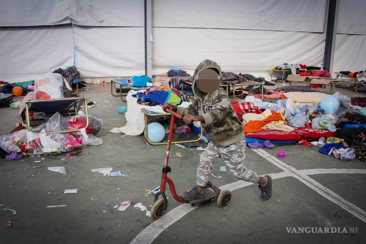 $!Niño haitiano juega con un monopatín entre catres, ropa y cobijas, esto luego de que migrantes abandonarán el albergue La Casa del Peregrino en CDMX.