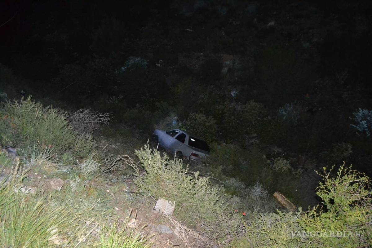 Vuela con su auto a un arroyo en colonia de Saltillo