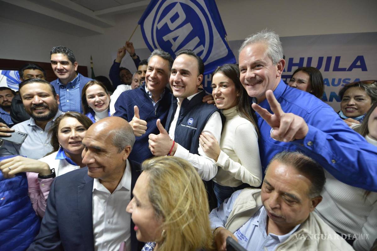 $!Saltillo, Coah. Mex. 13 de diciembre del 2023 Manolo Jiménez se registro como aspirante a candidato a Gobernador por el Partido Acción Nacional, esto en un evento donde fue acompañado por figuras de este partido, como Guillermo Anaya, Esther Quintana y alcaldes y exalcaldes