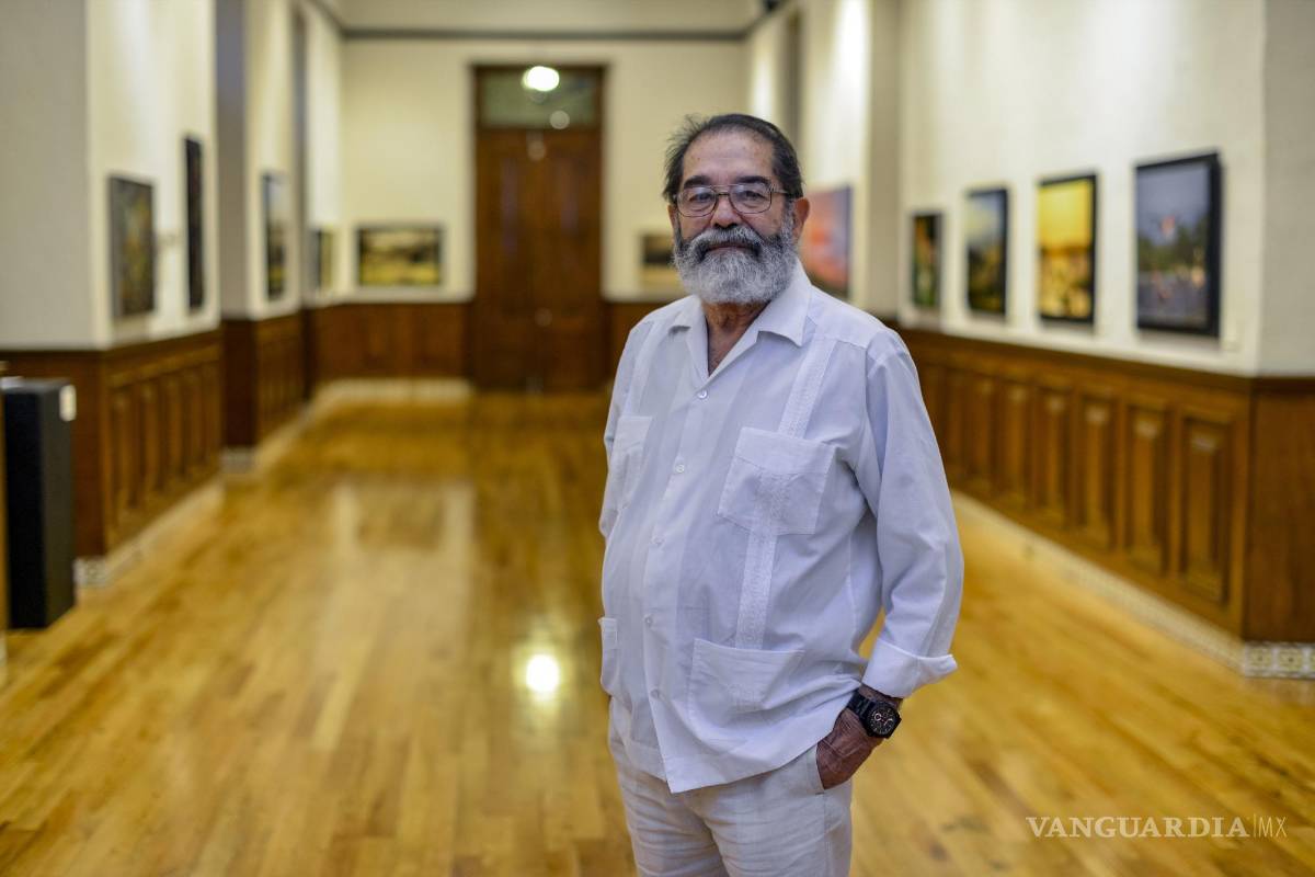 $!El artista también comparte en la exposición una muestra de sus versos.
