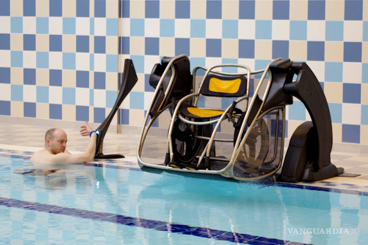 Éxito de mexicana en Escocia por tecnología para nadadores discapacitados