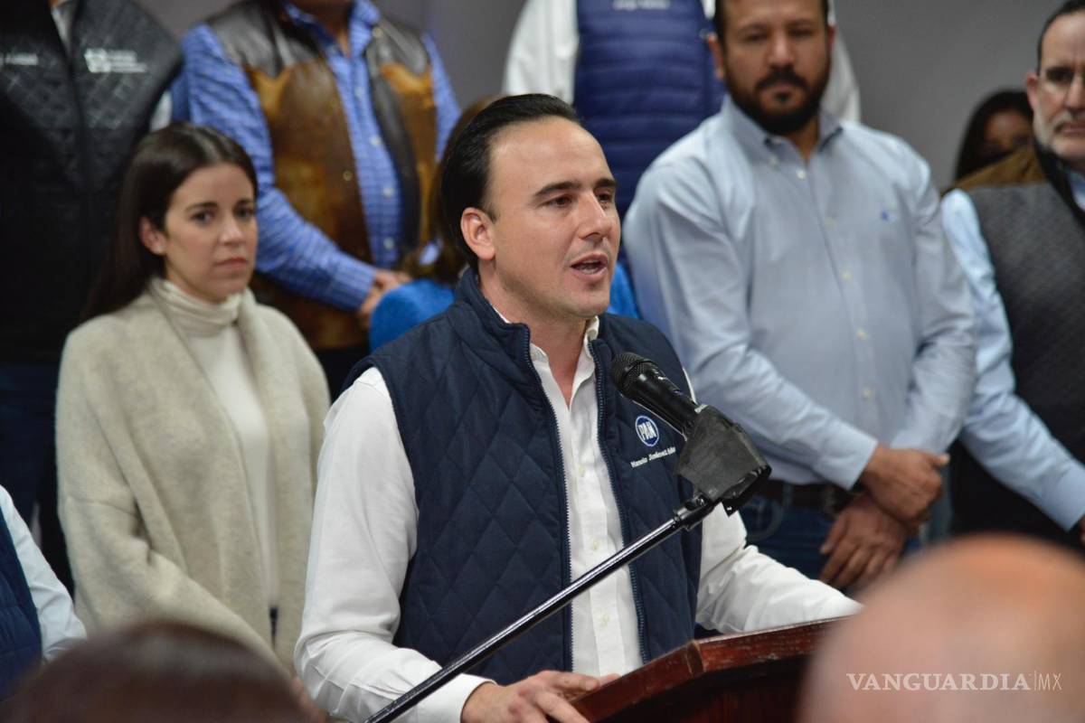 $!Manolo Jiménez Salina hsizo entrega de su documentación ante el instituto político para convertirse en el precandidato a Gobernador del PAN.