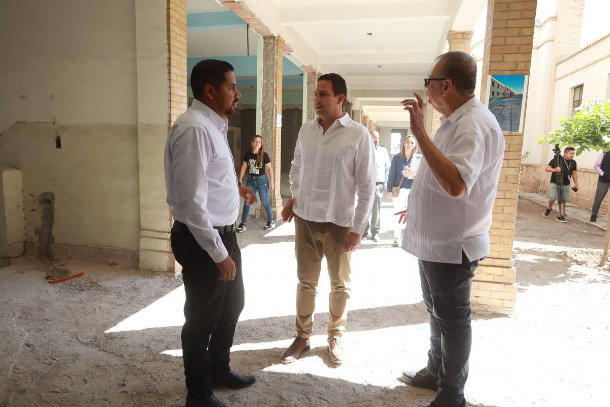 $!Monseñor Spiteri, acompañado por el obispo Hilario González y el alcalde Díaz, recorrió las instalaciones del Colegio San José.
