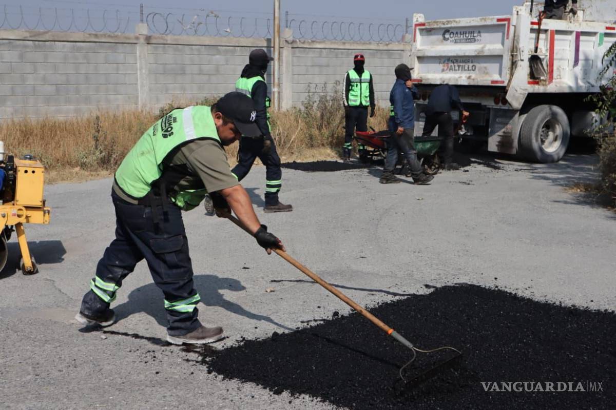 $!El Gobierno Municipal de Saltillo refuerza el programa de bacheo en diversas vialidades.