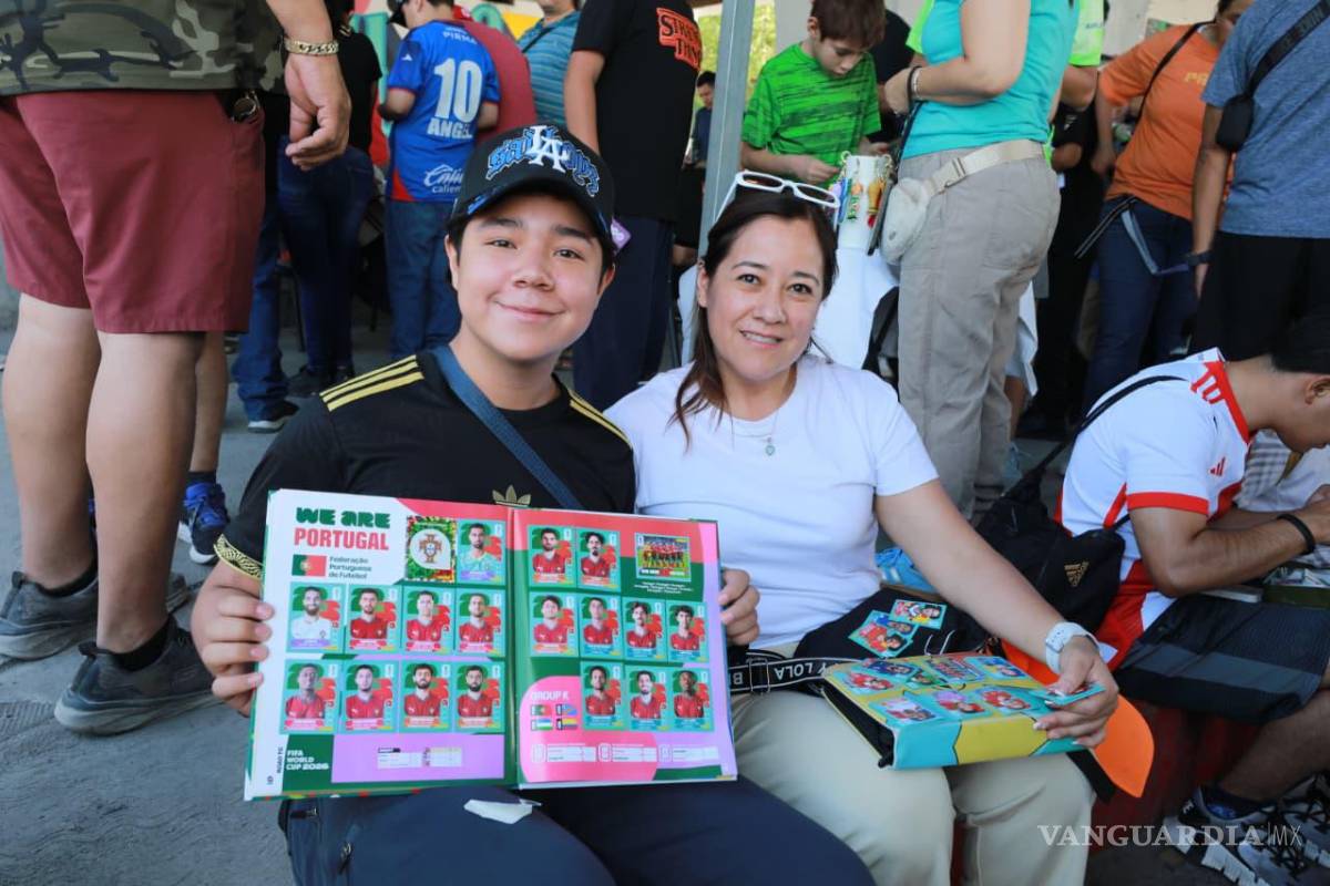 $!El intercambio de estampitas se ha consolidado como uno de los principales atractivos de la Ruta Recreativa.