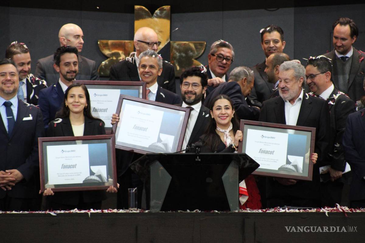 $!Representantes de la Bolsa Mexicana de Valores dieron un reconocimiento a las autoridades del Instituto Fonacot por su trayectoria bursátil.