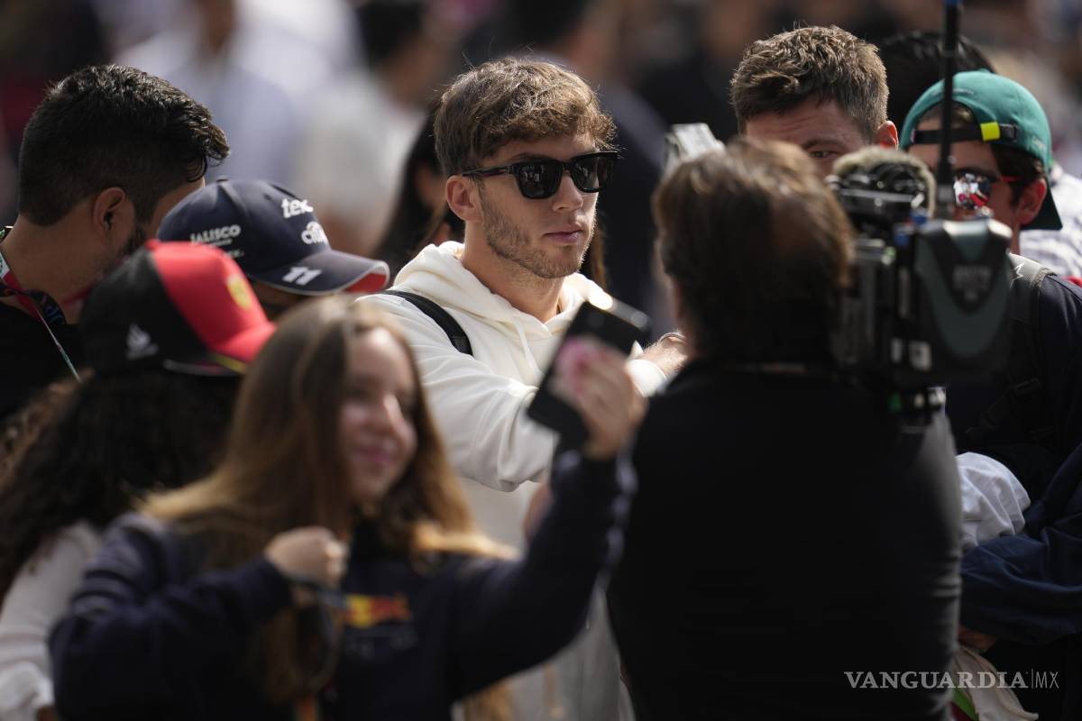 $!El francés Pierre Gasly, de AlphaTauri, camina su llegada al Gran Premio de Fórmula Uno de Ciudad de México en el Autódromo Hermanos Rodríguez.