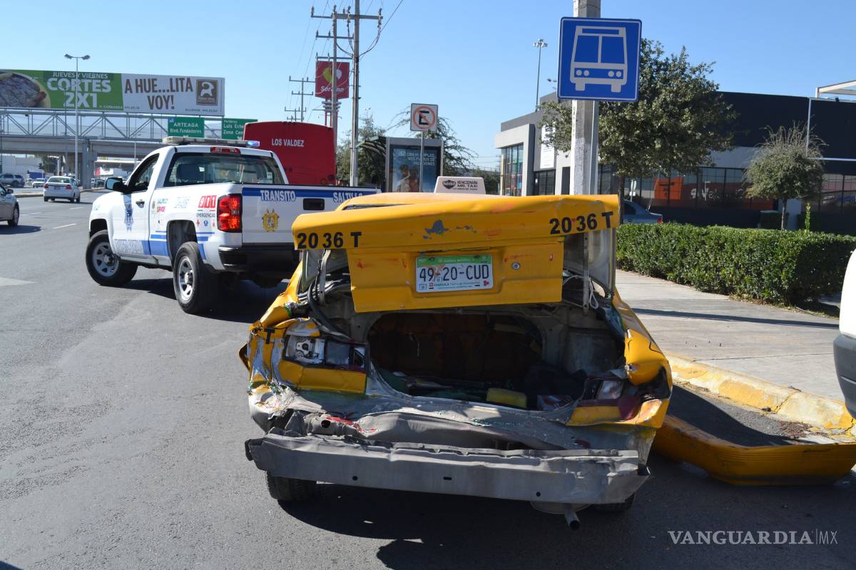 Le pega a un taxi por alcance al norte de Saltillo
