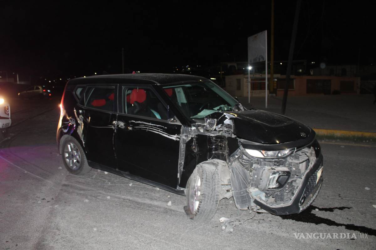 Tren arrastra vehículo en cruce ferroviario, en Saltillo