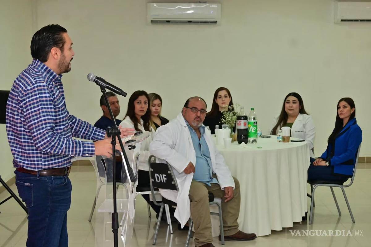 $!El alcalde Carlos Villarreal destacó la importancia del personal de salud en la atención y bienestar de las familias monclovenses.