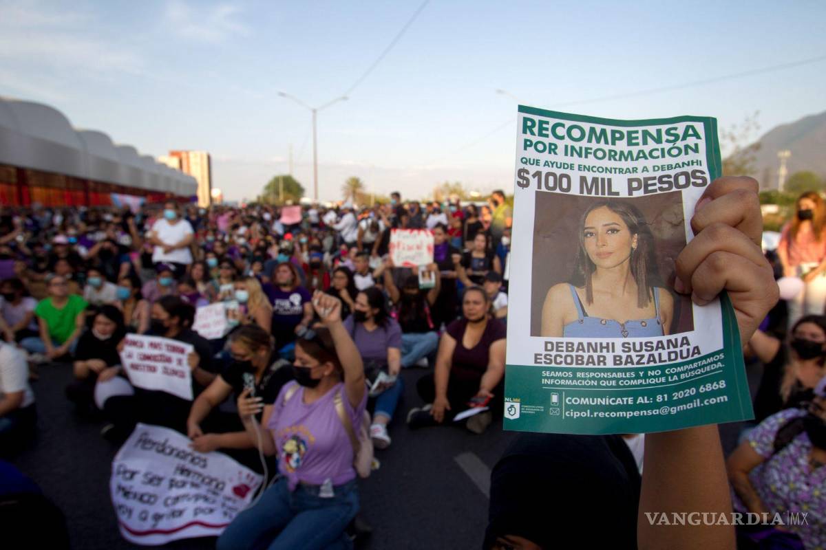 $!Grupos feministas protestaron tras confirmarse la muerte de Debanhí Escobar a 13 días de su desaparición en el municipio de Escobedo, Nuevo León.