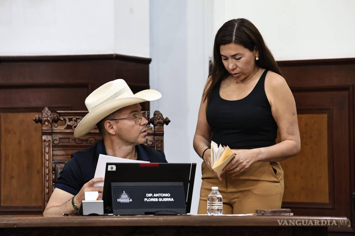 $!Antonio Flores permaneció acompañado por su hermana, Tania Flores, mientras se desarrollaban las discusiones sobre su permanencia en la curul.