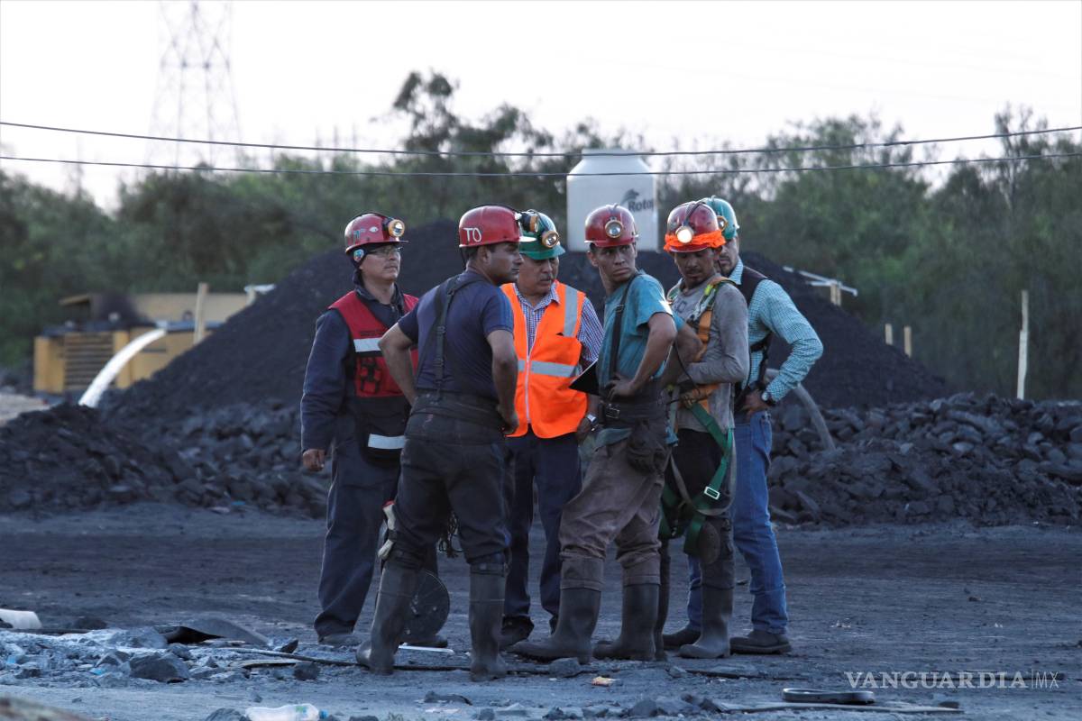 $!El rescate de los cuerpos de los mineros duró meses, pero hay otra historia, la de los mineros sobrevivientes.