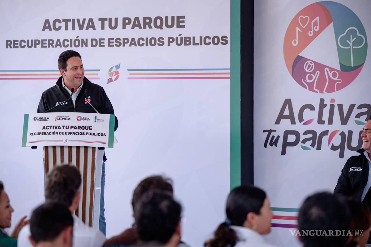 $!El alcalde Javier Díaz González supervisó los avances del programa “Activa Tu Parque” en la plaza pública de la colonia Saltillo 2000, donde ya se rehabilitaron canchas y áreas verdes.