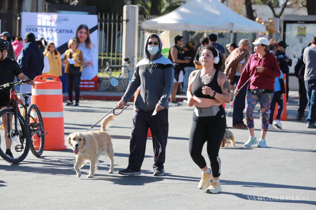 $!Familias completas acudieron a la Ruta Recreativa en Saltillo, donde se instaló un módulo gratuito de vacunación contra el sarampión.