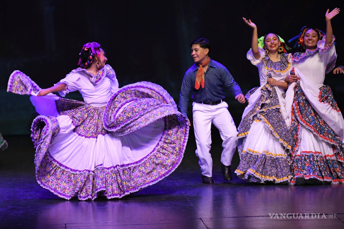 $!Presentan ‘Senderos de tradición’, espectacular gala folklórica en Saltillo