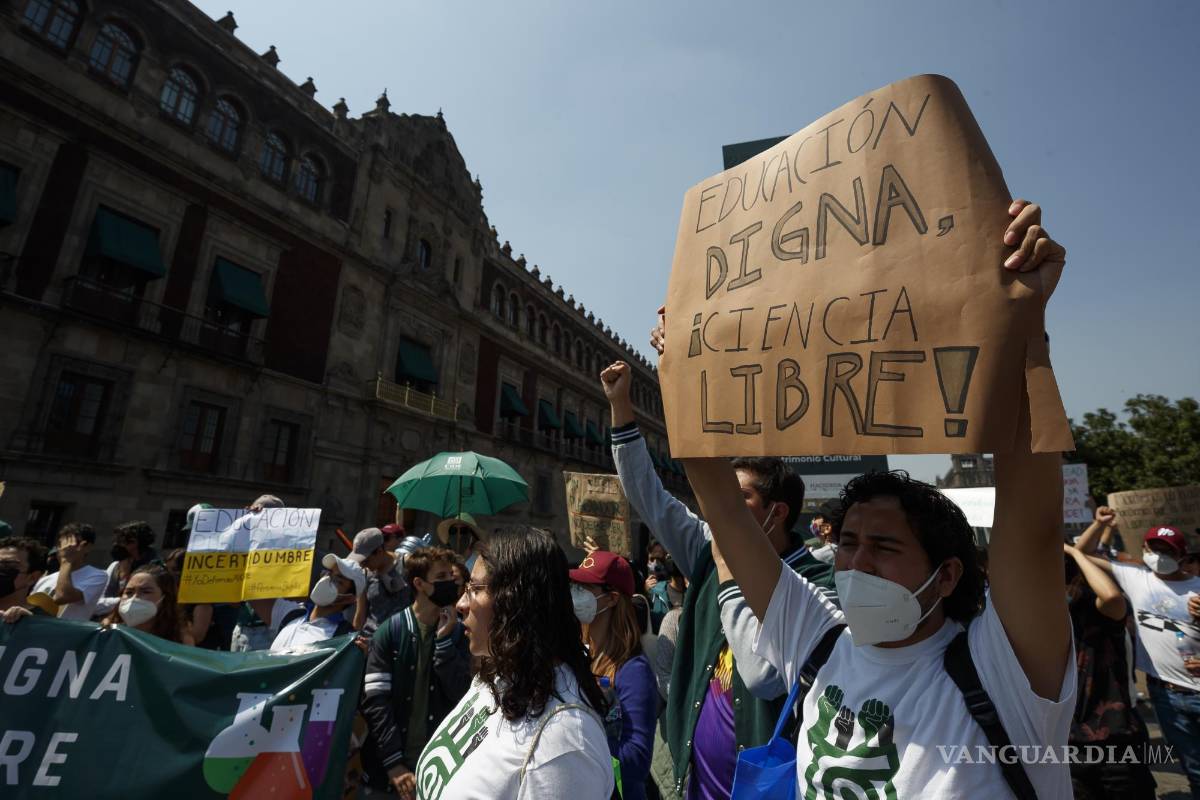 $!Protestan contra nombramientos en la universidad, de Romero Tellaeche, como director.
