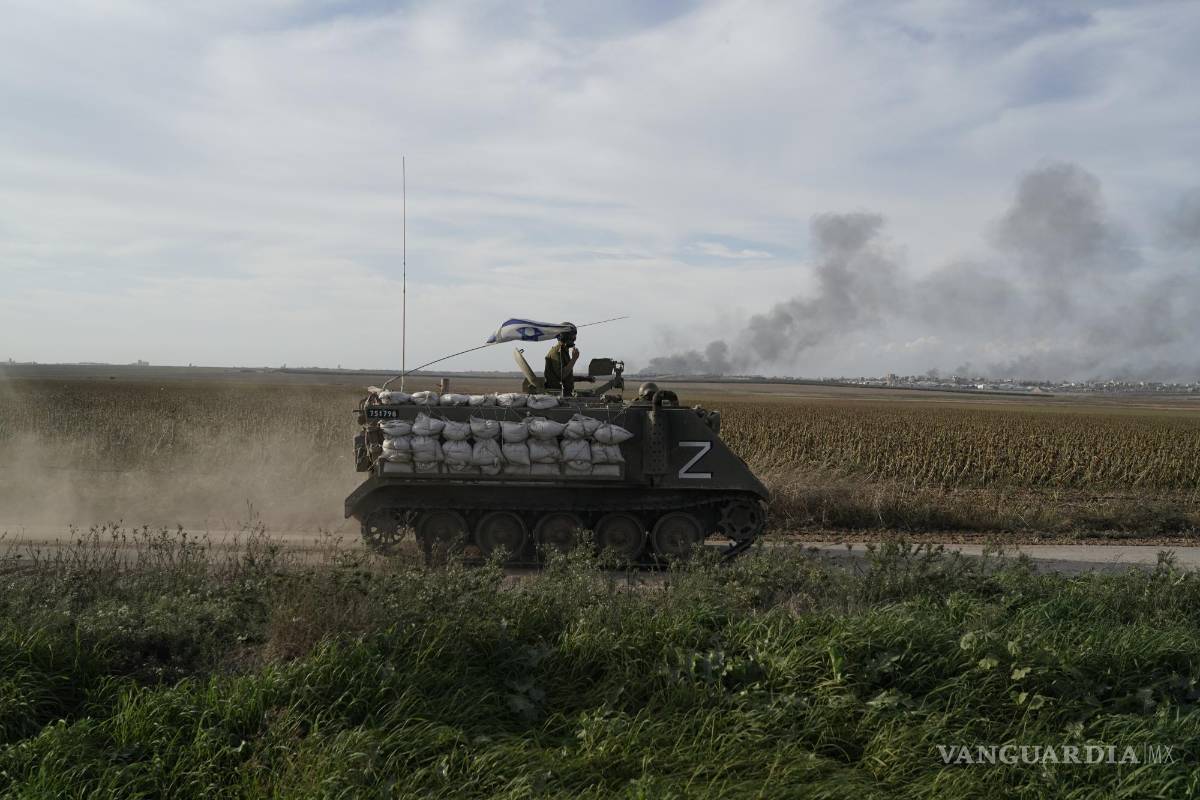 $!Israeli soldiers patrol as the smoke rises from the Gaza Strip after Israeli strikes on Saturday, Dec. 9, 2023. (AP Photo/Leo Correa)
