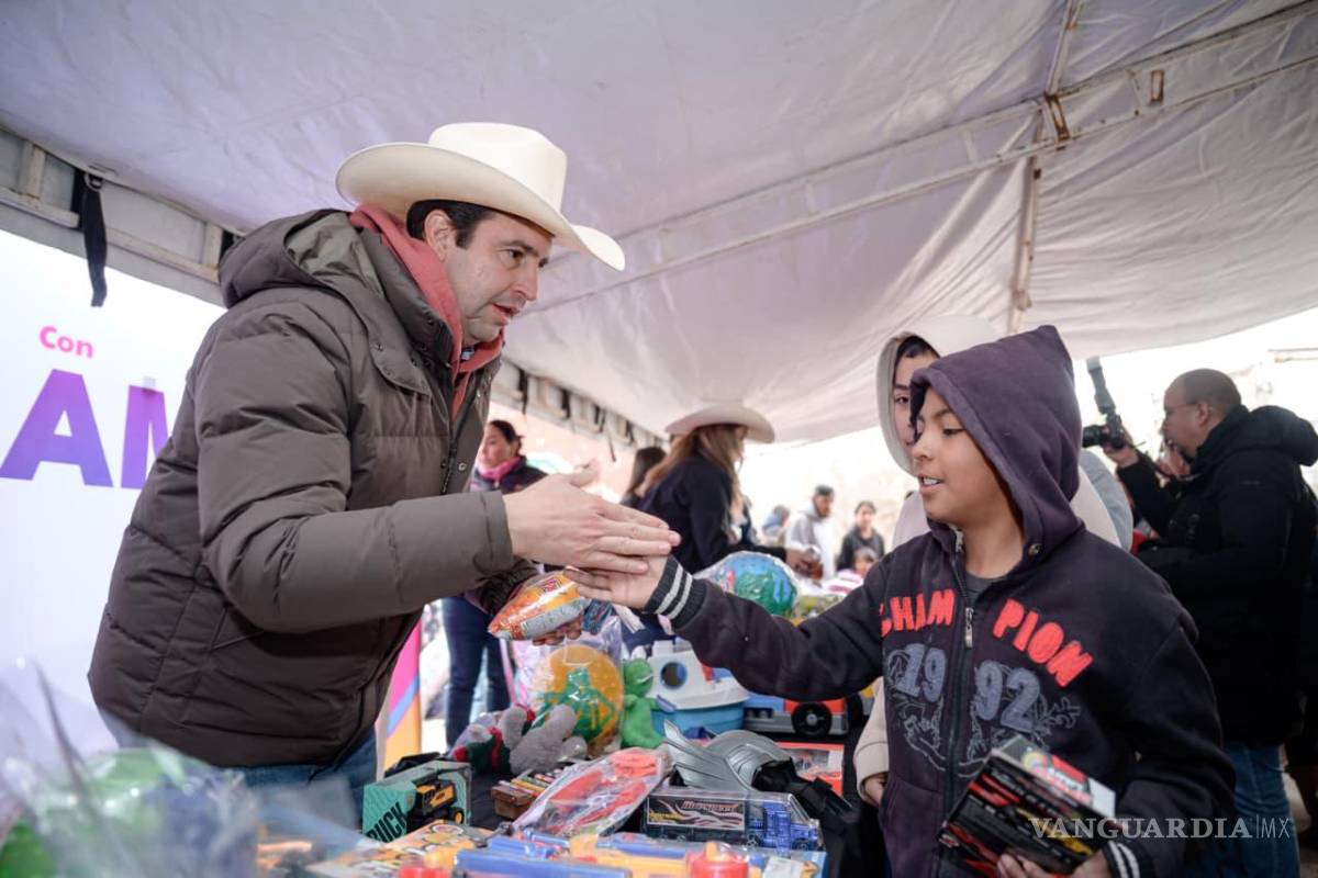 $!Niñas y niños de San Francisco del Ejido participaron en actividades de convivencia, como piñatas y entrega de juguetes.