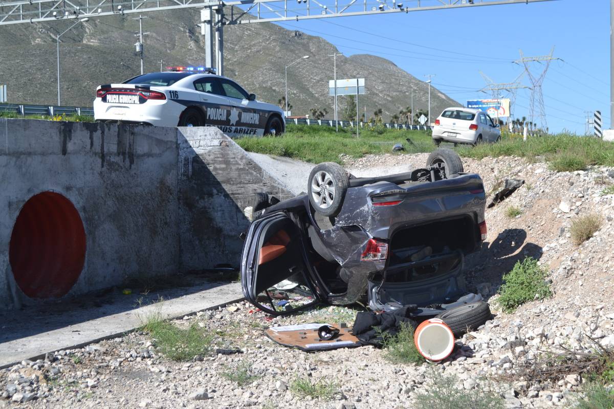 Vuelcan neoleoneses en la Monterrey-Saltillo