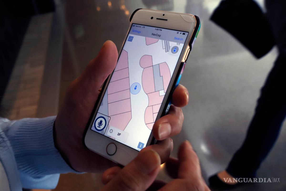 $!NavCog, una app para asistir a invidentes en los aeropuertos
