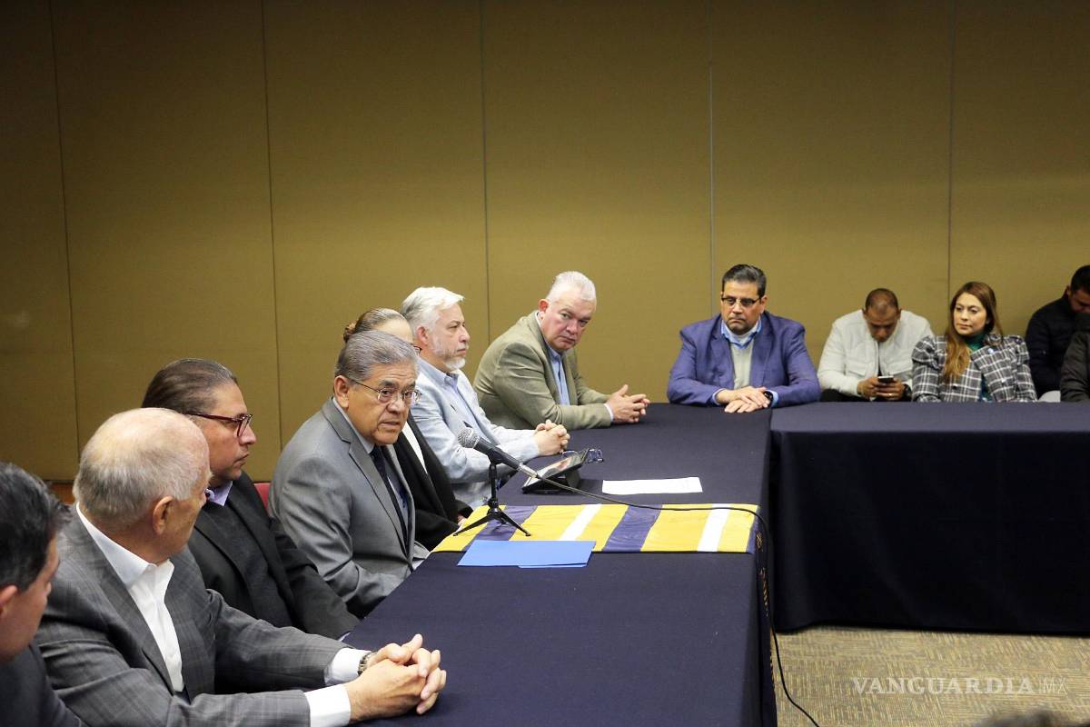 $!El rector Salvador Hernández Vélez explicó al sector industrial la reforma a los programas educativos de 39 carreras profesionales de 37 escuelas y facultades de las Unidades Saltillo, Torreón y Norte.