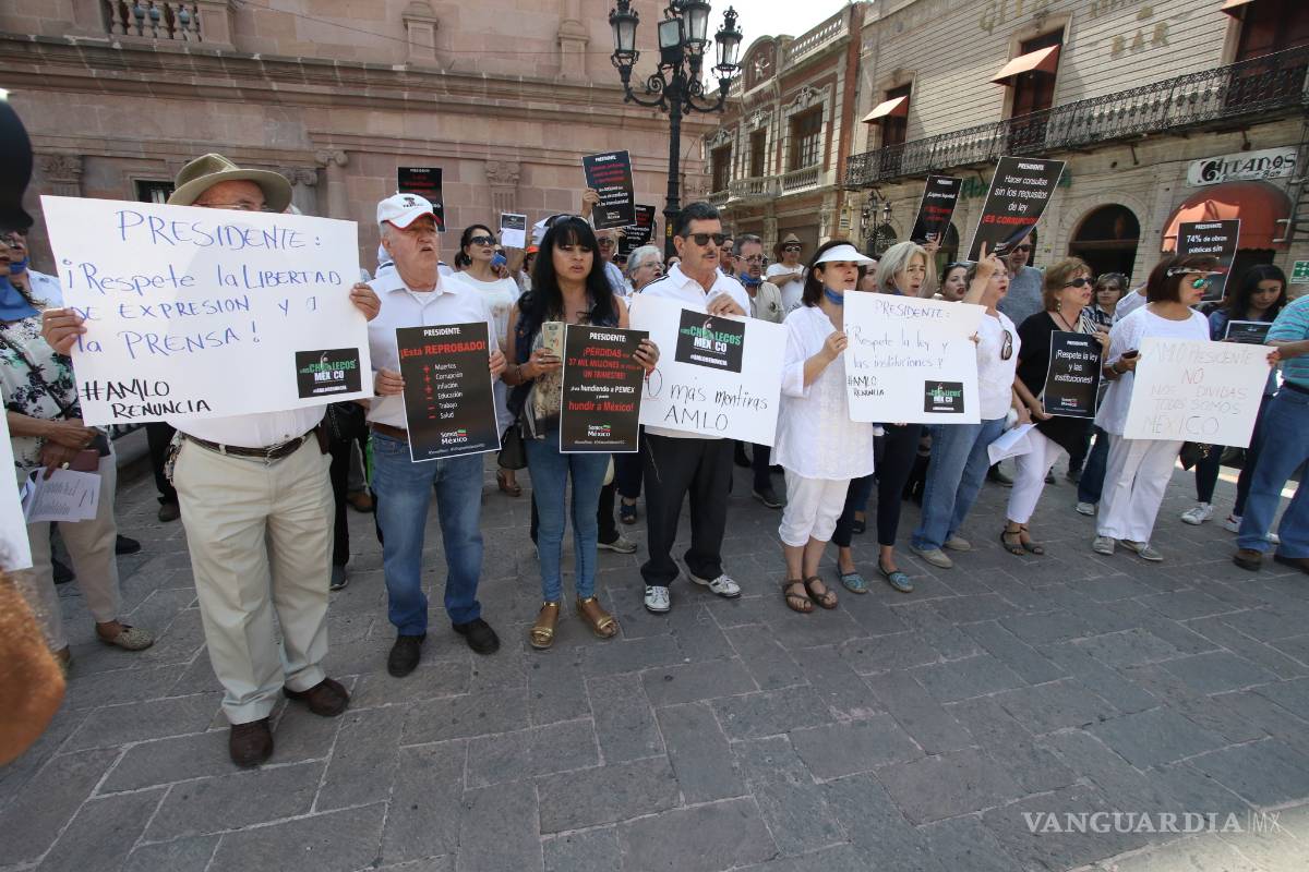 $!Se manifiestan contra AMLO en Saltillo... 40 personas responden a la convocatoria de los 'Chalecos México'