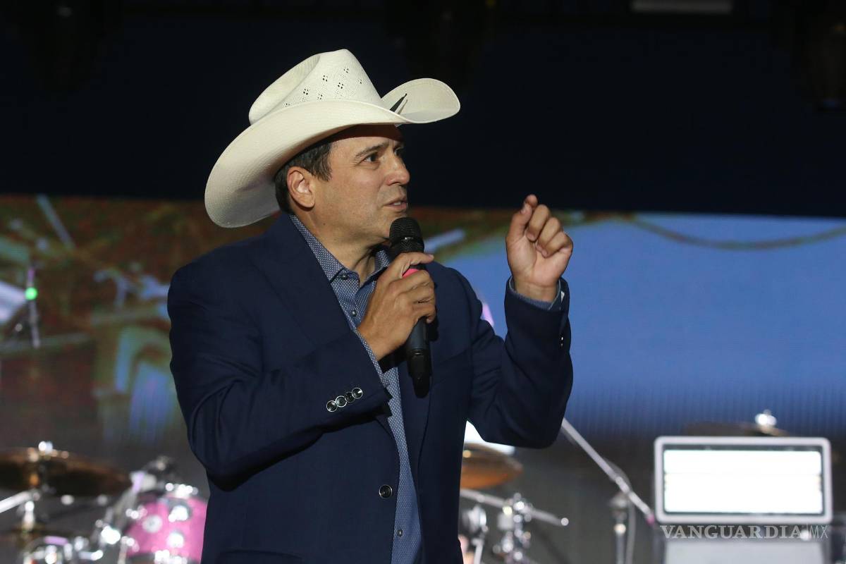 $!El candidato demócrata a la Cámara de Representantes, Bobby Pulido, habla durante el acto de cierre de campaña “Ready. Go. Vote.” en Weslaco, Texas.