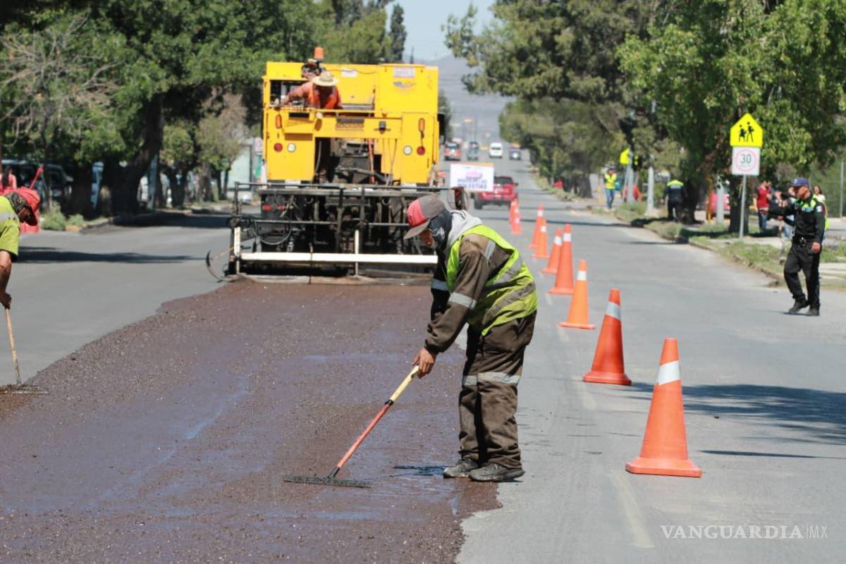 $!Trabajos con técnica “slurry” buscan mejorar la durabilidad del pavimento en Avenida Universidad.