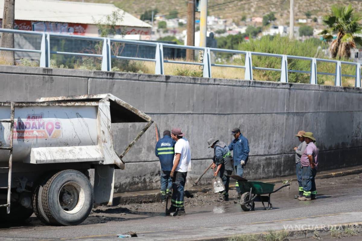 $!Las brigadas retiraron tierra, basura, lodo y otros desechos que obstruían el paso del agua.