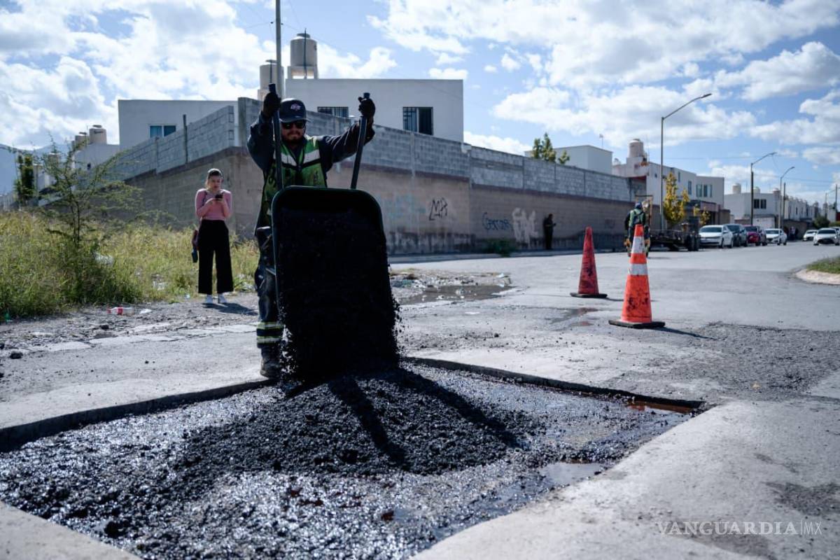 $!Las cuadrillas municipales trabajan en diferentes puntos de Saltillo para atender los reportes de la ciudadanía.
